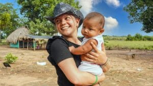 mujer con un bebe en brazos