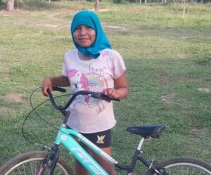 niña con una bicicleta