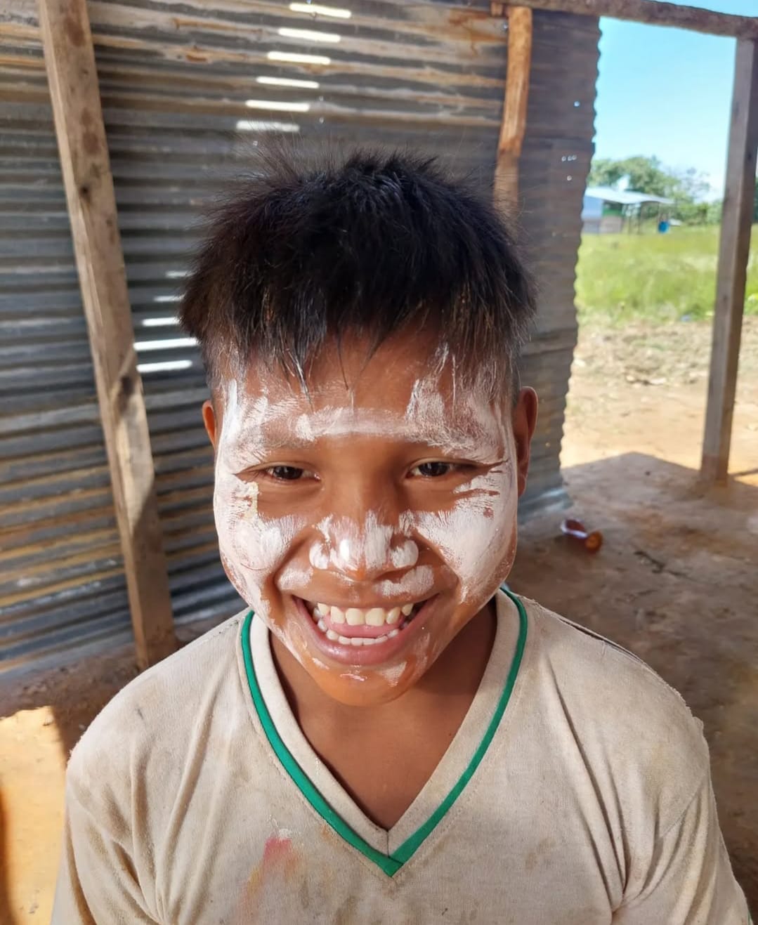 niño indígena sonriendo
