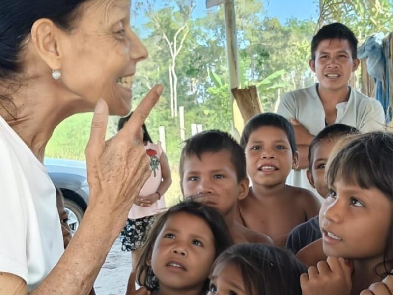 mujer hablando con niños